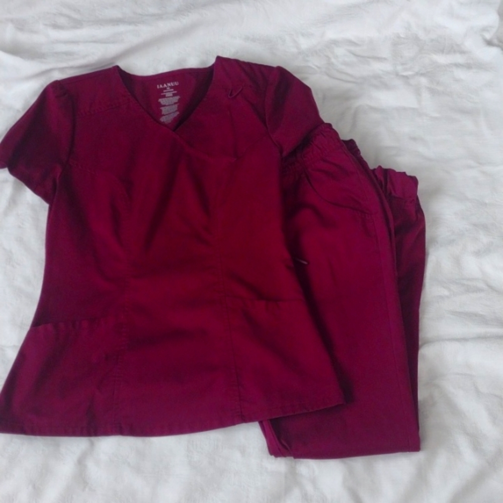Jaanuu scrub set